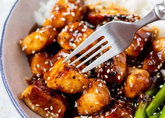 Delicious plate of easy healthy sesame chicken with vegetables and sesame seeds