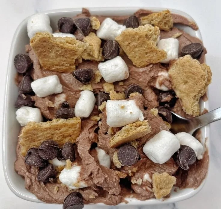 Delicious and easy S'mores dessert with graham crackers, chocolate, and marshmallows