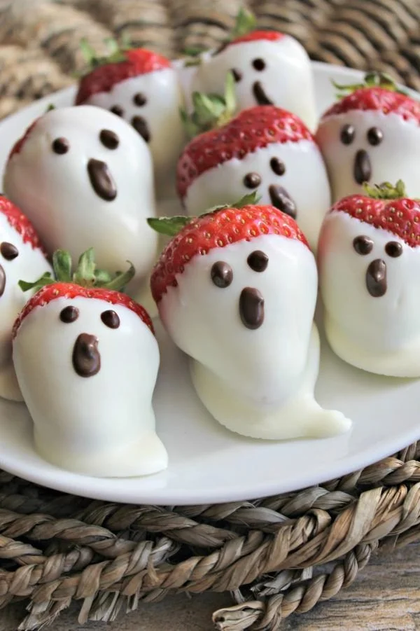 Halloween chocolate covered strawberries with ghost faces design